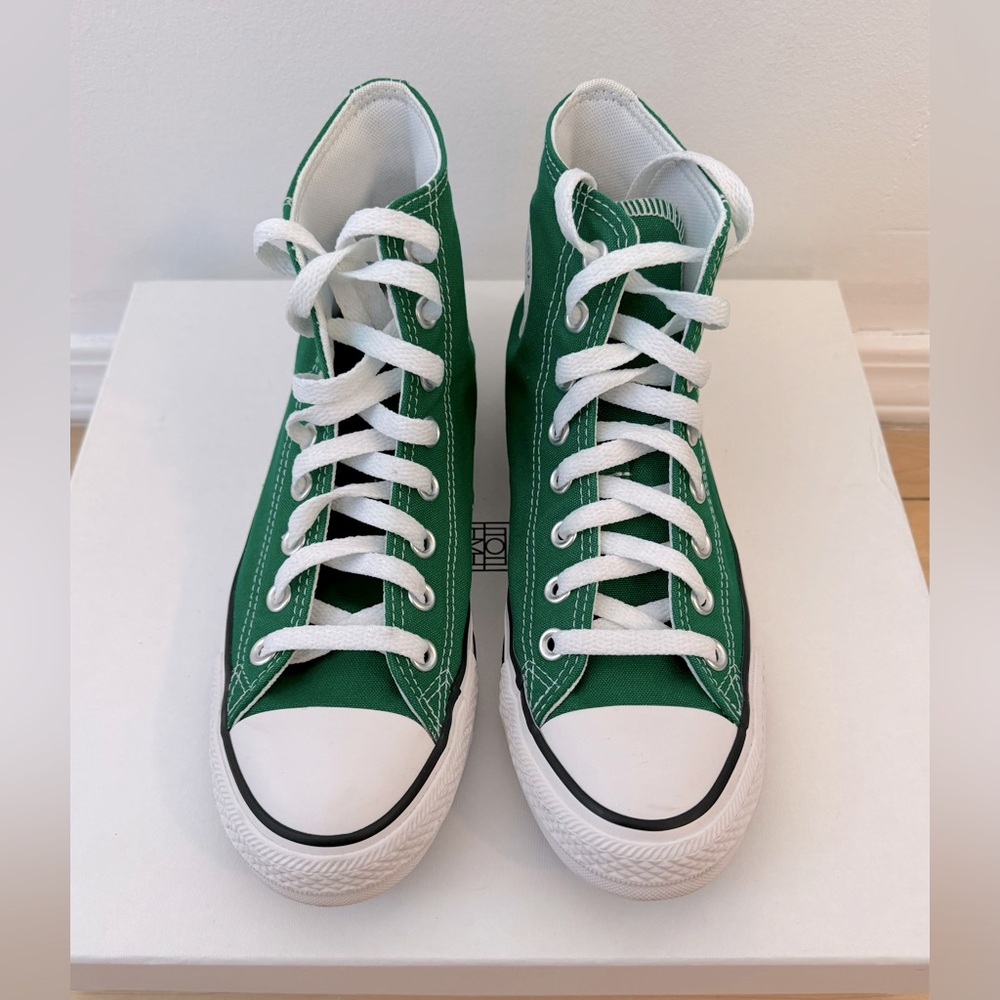 Converse Chuck Taylor All Star Classic in Amazon Green (Size 8.5).